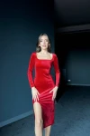 Kırmızı Yırtmaç Detaylı Kare Yaka Uzun Kollu Midi Boy Kadife Elbise (zck0605)